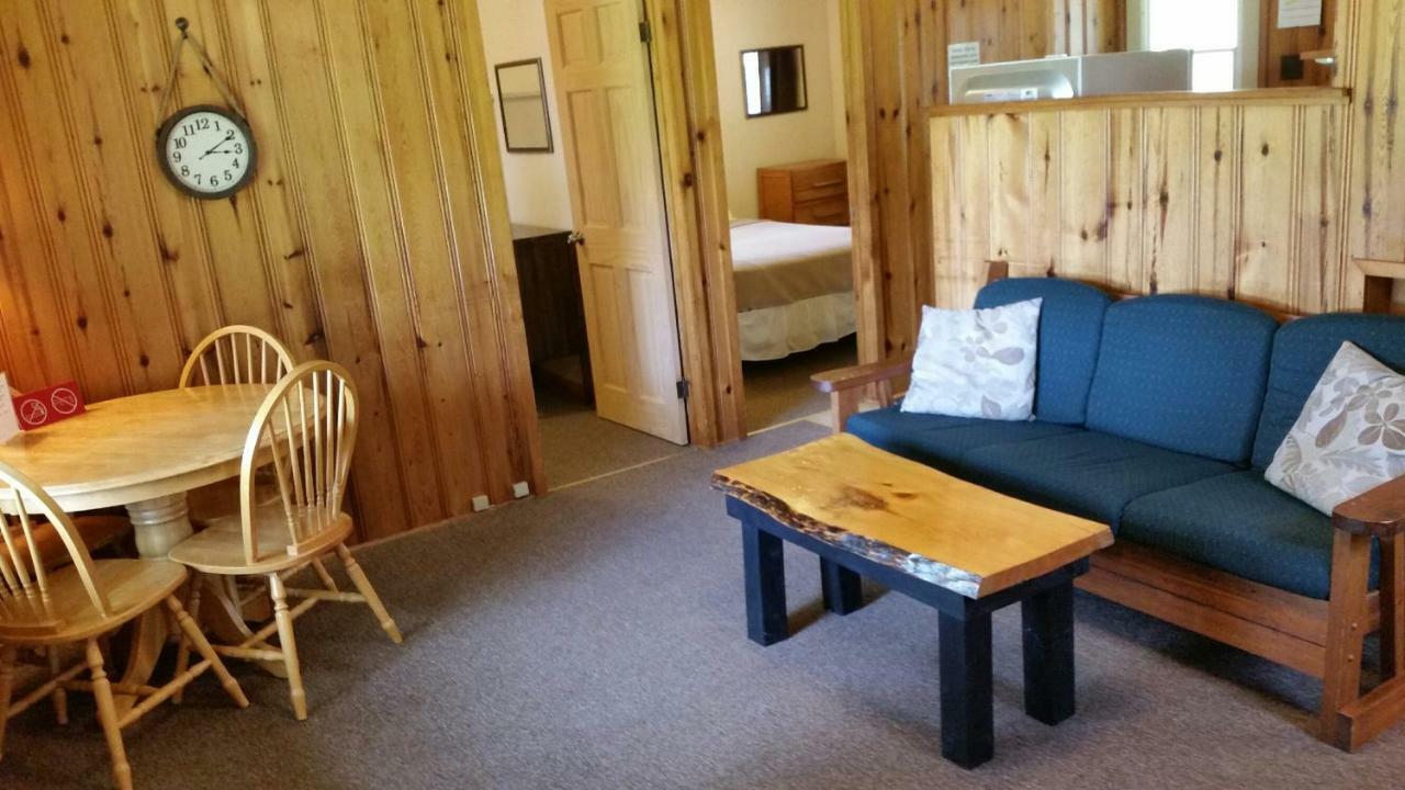 Logging Chain Lodge Cottage Resort Dwight Exterior photo